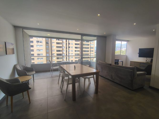 Apartamento de 2 alcobas en arriendo en El Poblado, Medellín, 87 m² · foto 2 de 18