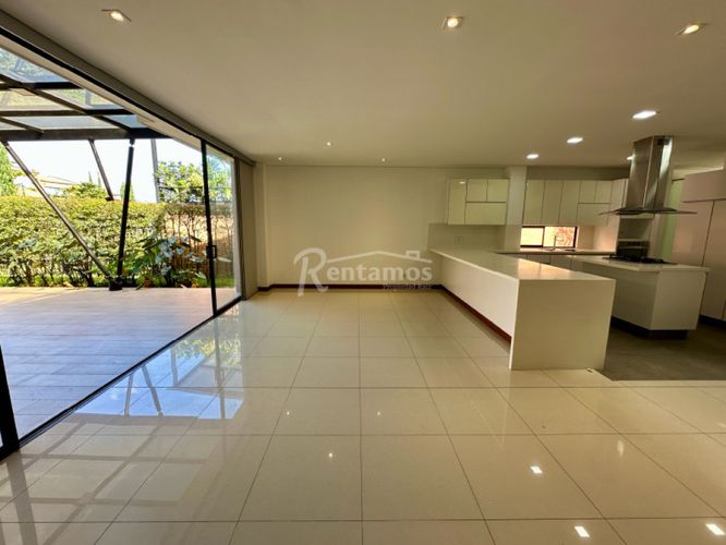 Casa de 3 alcobas en venta en Loma El Atravesado, Envigado, 280 m² · foto 2 de 22