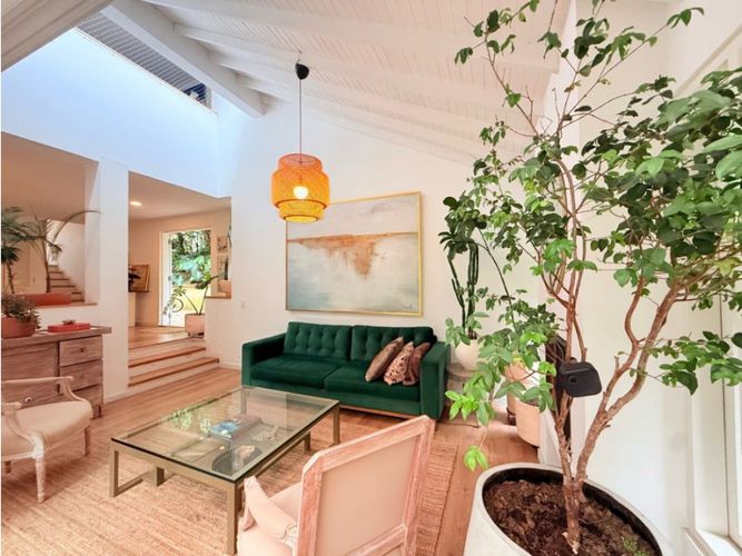 Casa de 4 alcobas en arriendo en El Castillo, Medellín, 236 m² · foto 2 de 13