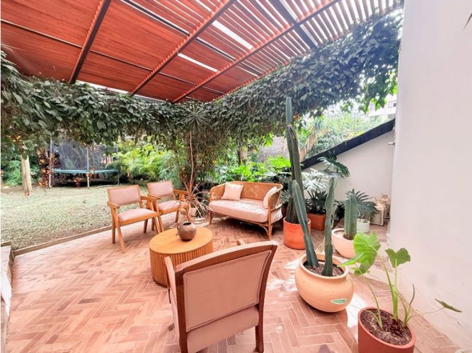 Casa de 4 alcobas en arriendo en El Castillo, Medellín, 236 m² · foto 3 de 13