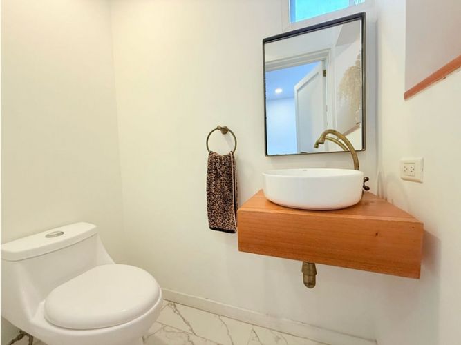 Casa de 4 alcobas en arriendo en El Castillo, Medellín, 236 m² · foto 8 de 13