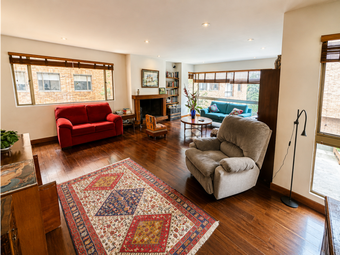 Apartamento de 3 alcobas en venta en Los Rosales, Bogotá, 232 m² · foto 2 de 23