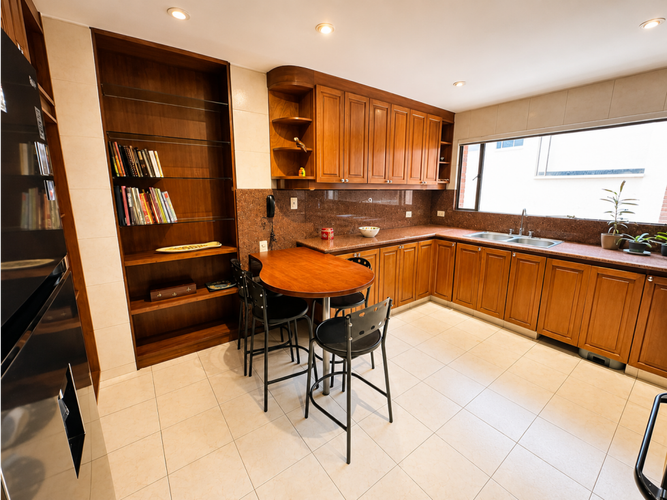 Apartamento de 3 alcobas en venta en Los Rosales, Bogotá, 232 m² · foto 7 de 23