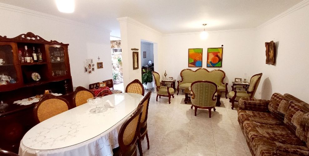 Casa de 10 alcobas en venta en Granada, Cali, 425 m² · foto 2 de 15