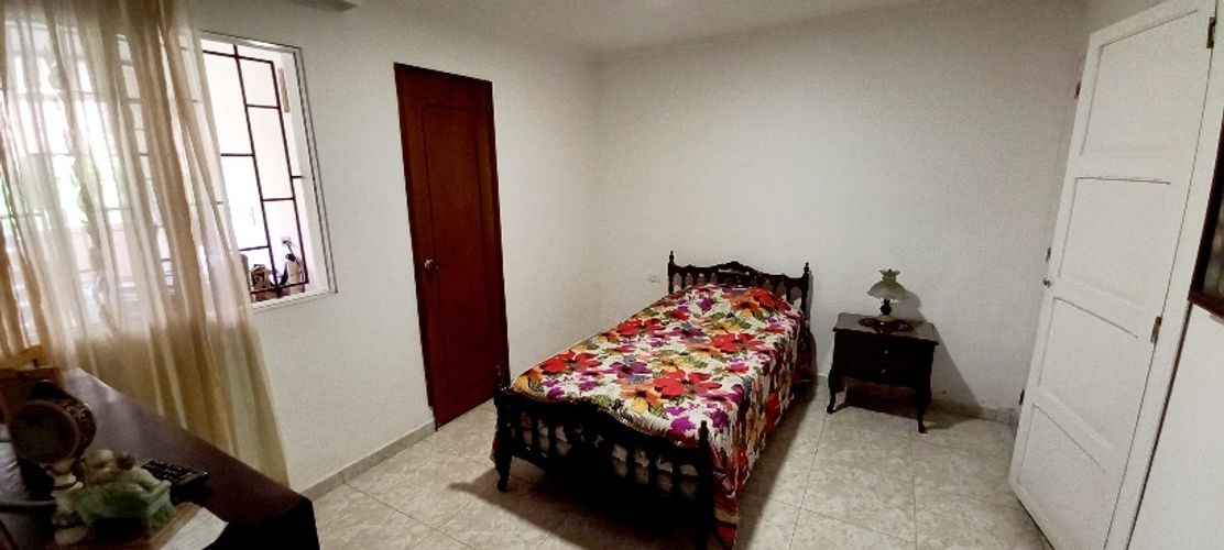 Casa de 10 alcobas en venta en Granada, Cali, 425 m² · foto 9 de 15