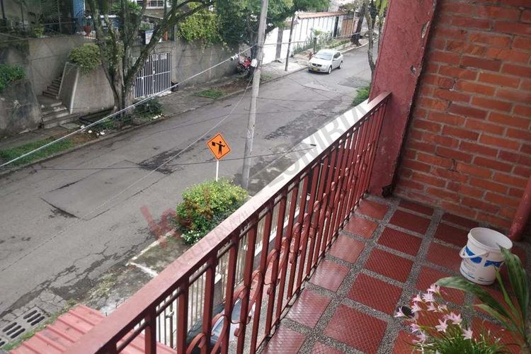 Casa de 7 alcobas en venta en Terron Colorado, Cali, 467 m² · foto 2 de 24
