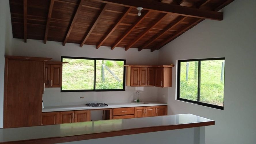 Casa de 3 alcobas en arriendo en La Mosquita, Guarne, 220 m² · foto 4 de 8
