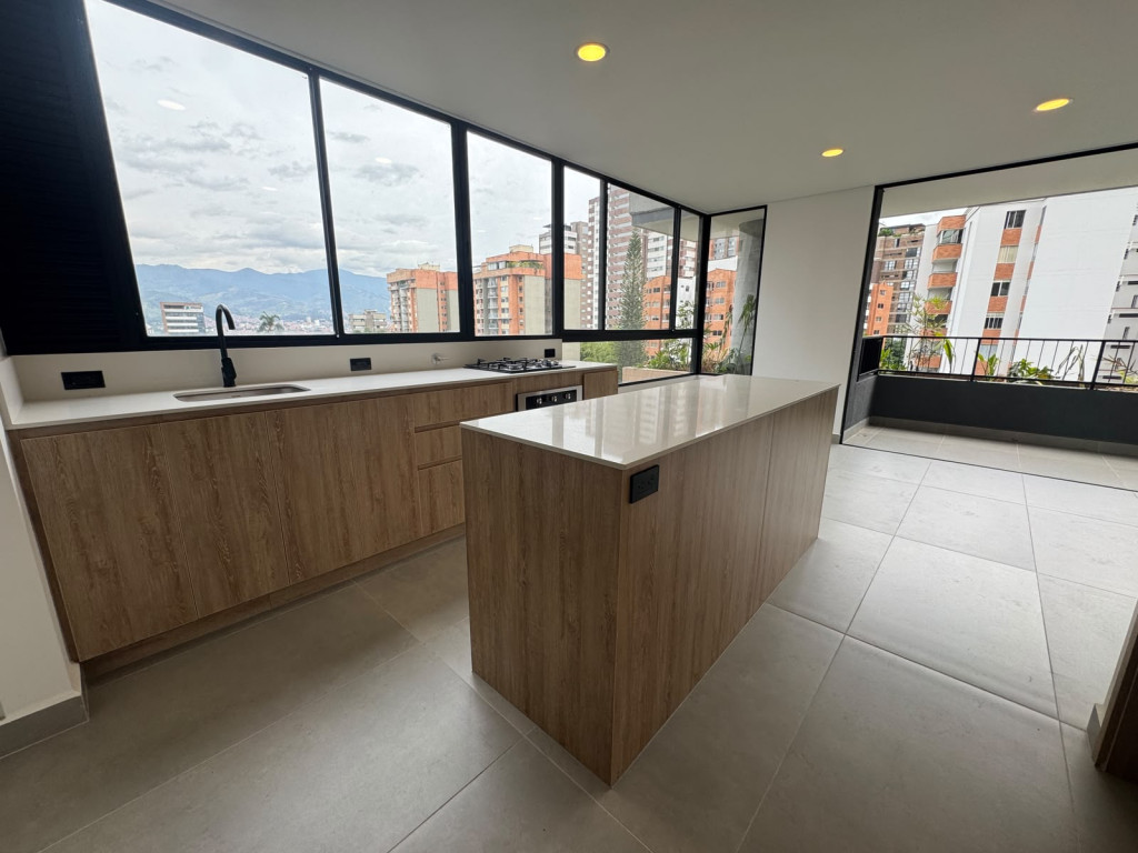 Apartamento en arriendo en Castropol, Medellín · foto 2 de 14