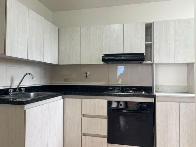 Apartamento de 3 alcobas en arriendo en Los Balsos, Medellín, 84 m² · foto 3 de 13