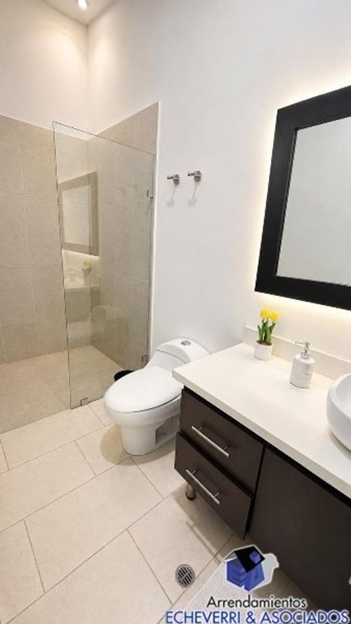 Casa de 4 alcobas en arriendo en El Tesoro, Medellín, 280 m² · foto 17 de 22