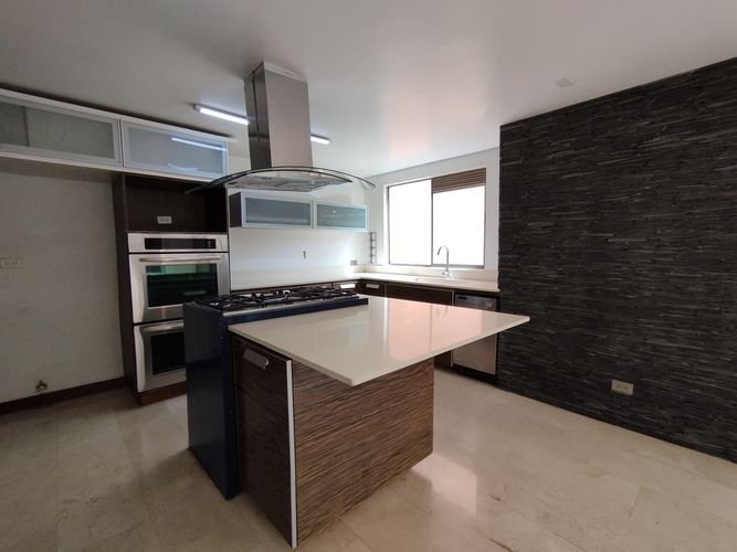 Casa de 3 alcobas en arriendo en Loma El Atravesado, Envigado, 210 m² · foto 2 de 20