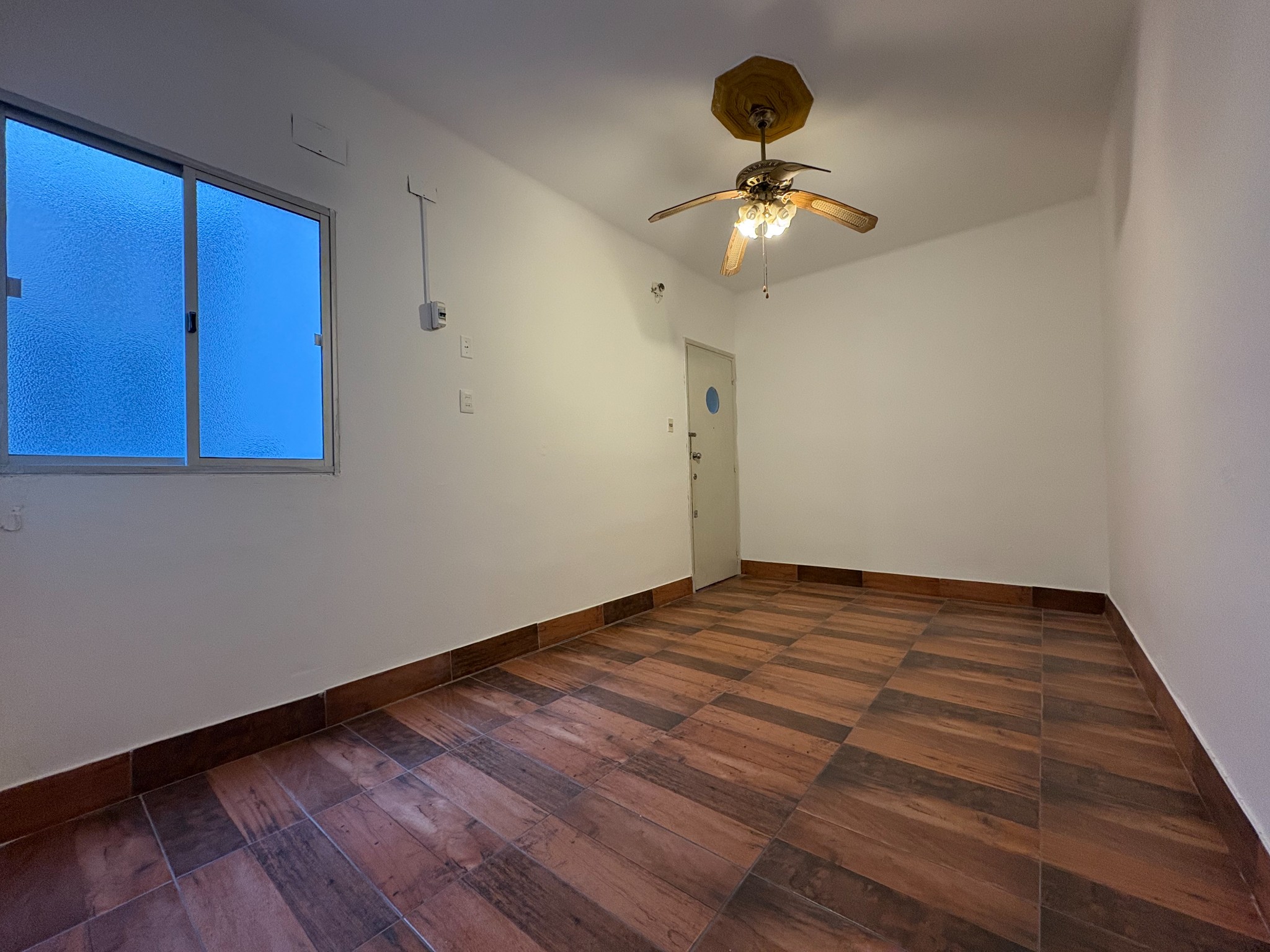 ALQUILE APARTAMENTO DE 1 DORMITORIO CON COCINA DEFINIDA EN CENTRO