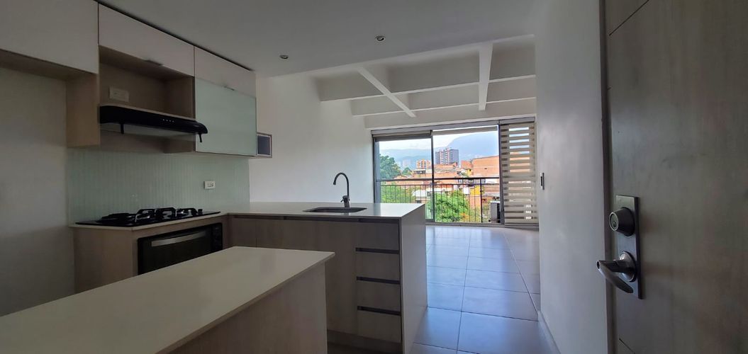 Apartaestudio en venta en Loma De Los Bernal, Medellín, 57 m² · foto 2 de 6