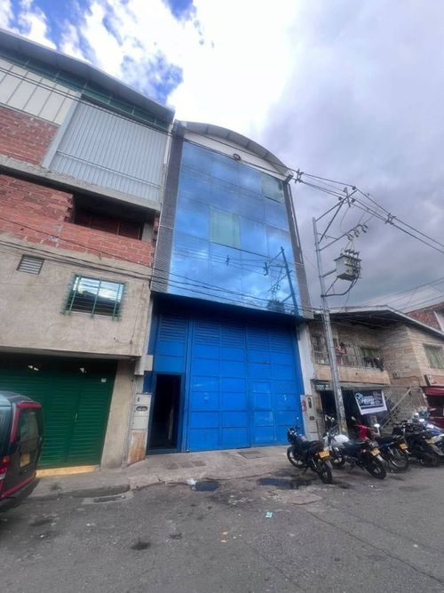 Bodega en venta en Trinidad, Medellín, 220 m² · foto 2 de 7