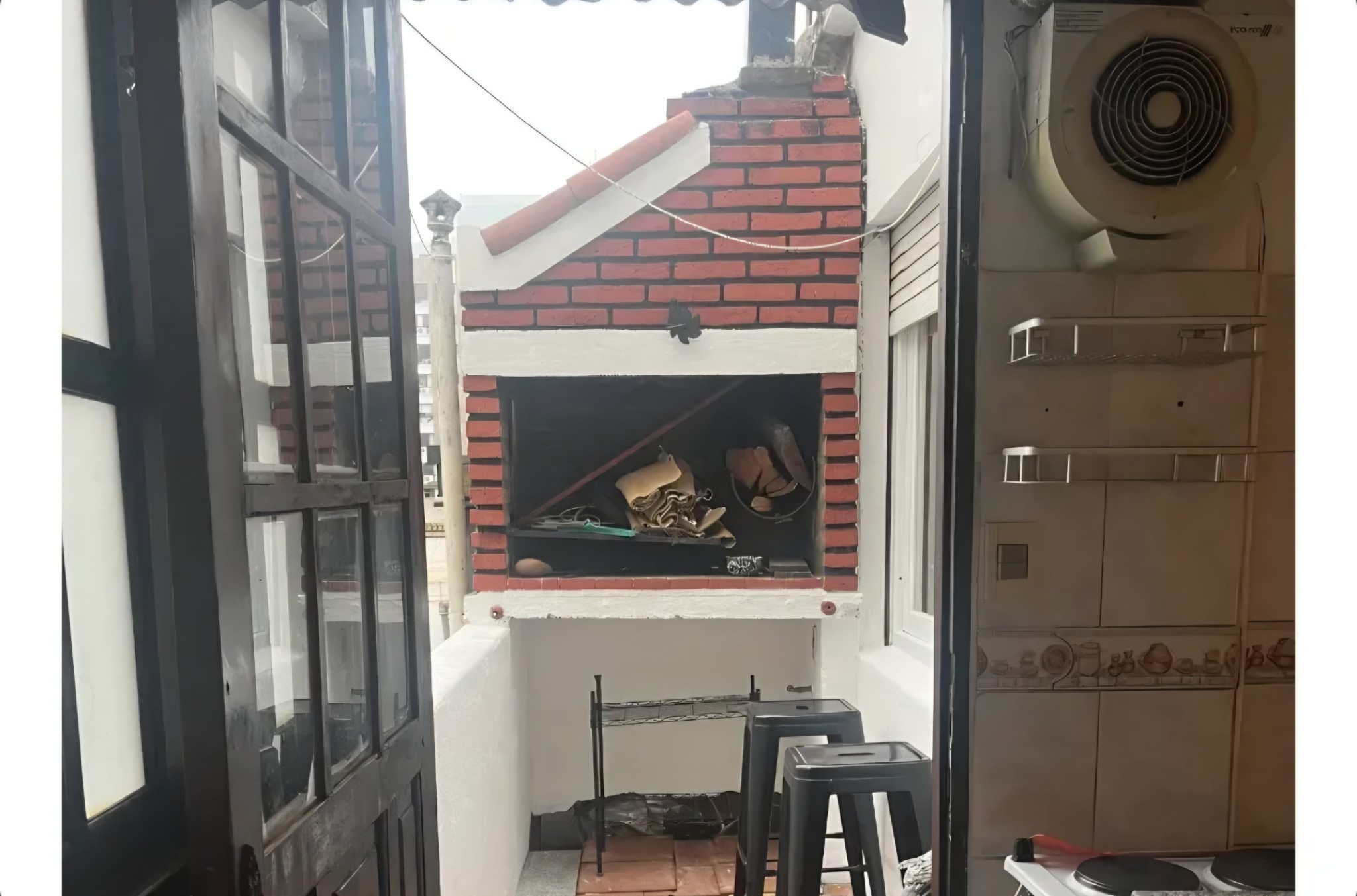 Exclusivo apartamento de 2 dormitorios en Punta Carretas: balcón al frente con terraza al fondo con churrasquera, piso 3 por cómoda escalera. · Foto 4