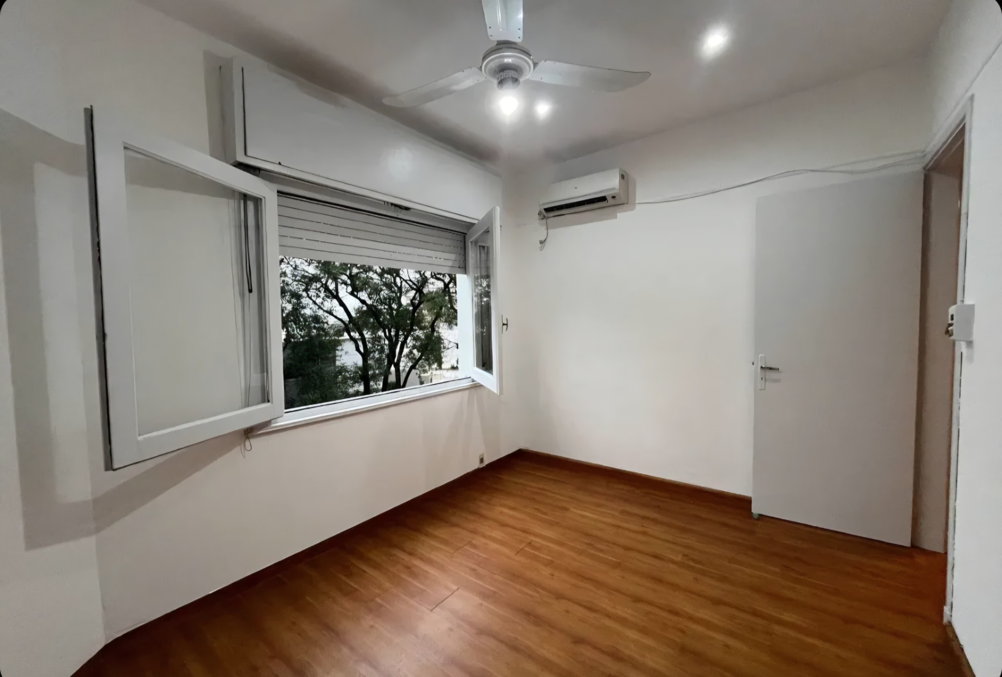 Exclusivo apartamento de 2 dormitorios en Punta Carretas: balcón al frente con terraza al fondo con churrasquera, piso 3 por cómoda escalera. · Foto 8
