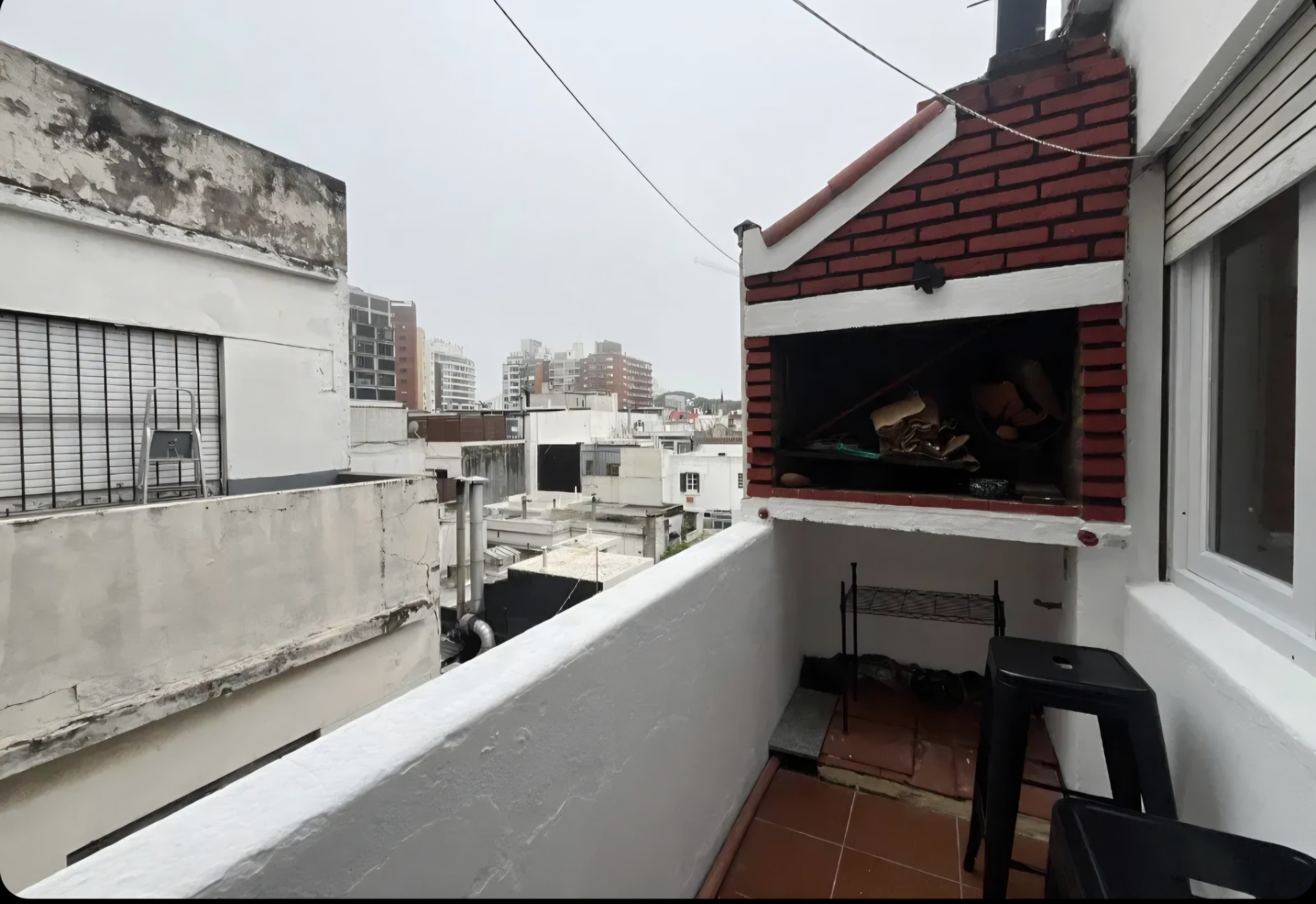Exclusivo apartamento de 2 dormitorios en Punta Carretas: balcón al frente con terraza al fondo con churrasquera, piso 3 por cómoda escalera. · Foto 3