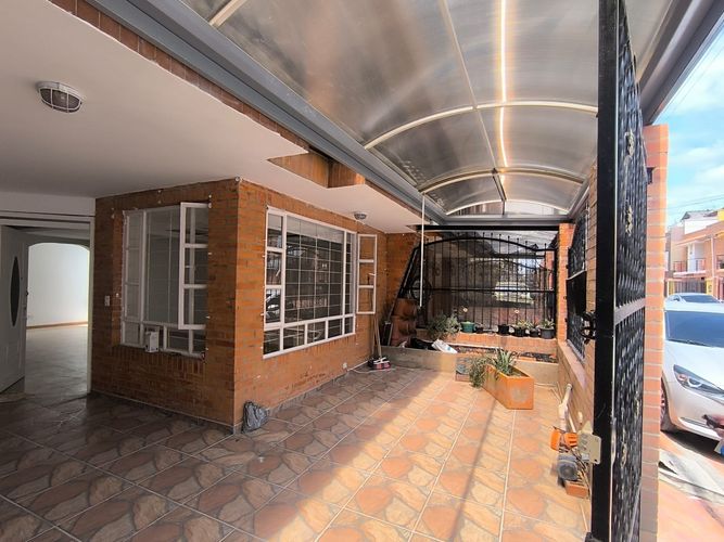 Casa de 4 alcobas en venta en Cota, 180 m² · foto 2 de 23