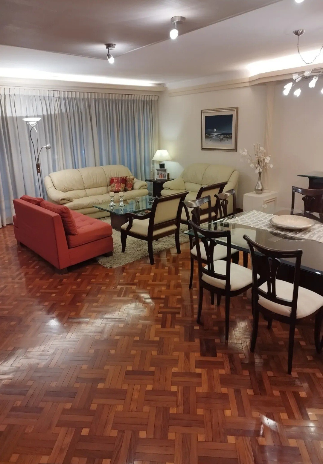 Exclusivo apartamento de lujo en alquiler: 3 dormitorios, 3 baños, garage privado, calefacción central, a pasos de Plaza Gomensoro, en el corazón de Pocitos.