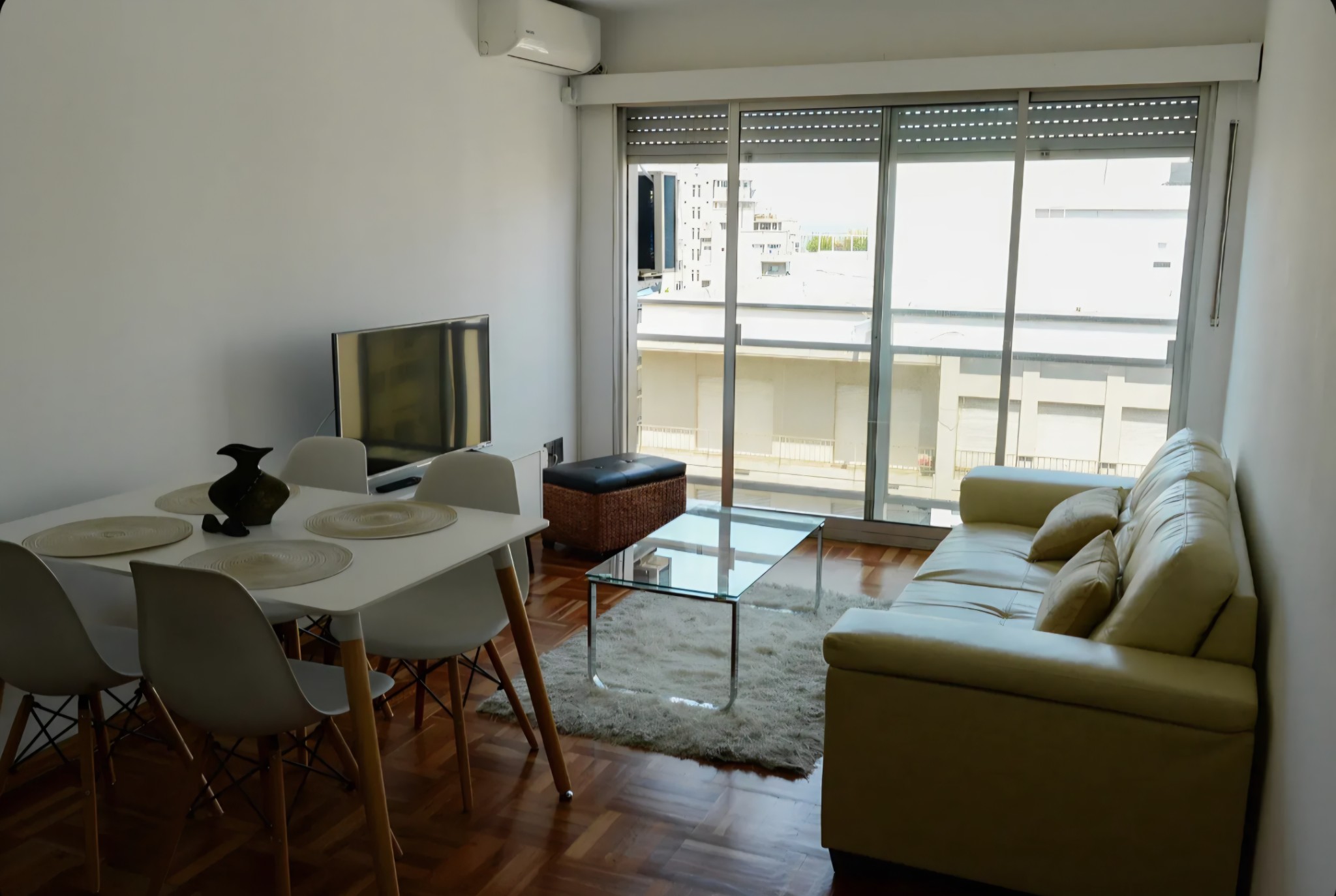 Exquisito apartamento de 1 dormitorio, amueblado y equipado, con ubicación privilegiada en Avenida Brasil, a pasos de la Rambla. · Foto 1