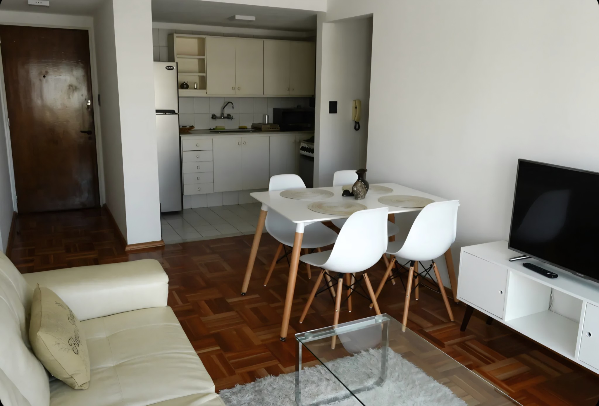 Exquisito apartamento de 1 dormitorio, amueblado y equipado, con ubicación privilegiada en Avenida Brasil, a pasos de la Rambla. · Foto 2