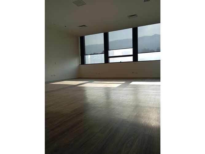Oficina en arriendo en El Castillo, Medellín, 56 m² · foto 2 de 9