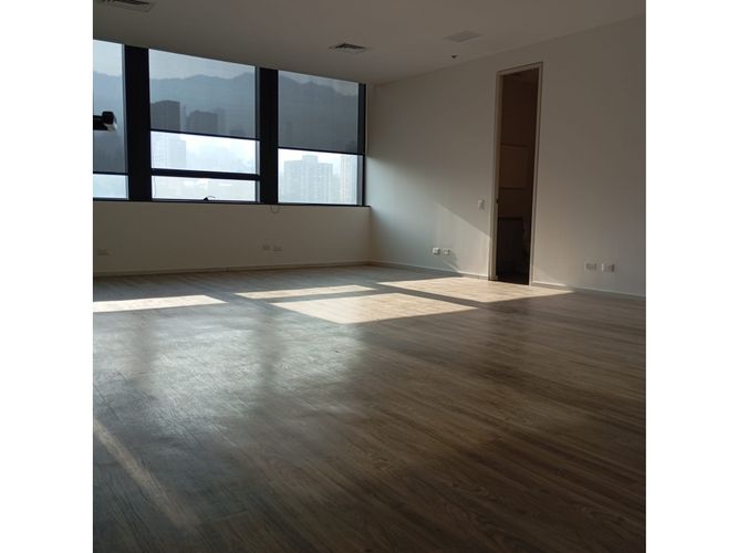 Oficina en arriendo en El Castillo, Medellín, 56 m² · foto 3 de 9
