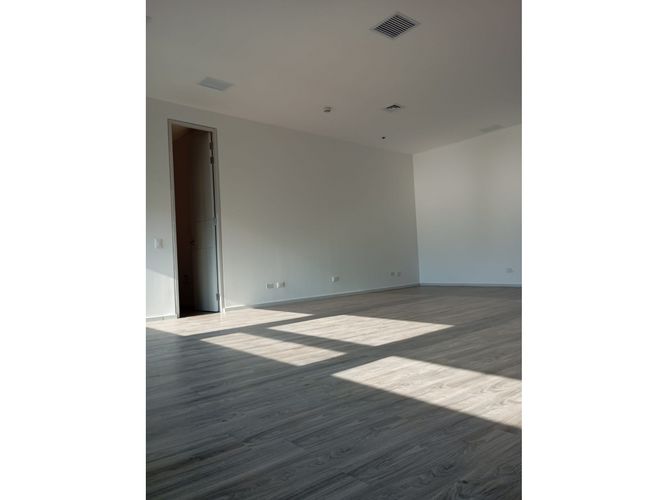 Oficina en arriendo en El Castillo, Medellín, 56 m² · foto 6 de 9