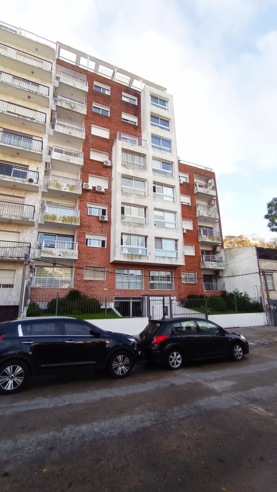 Hermoso Punto De Pocitos. Hermoso Ambiente Con Gran Patio Exclusivo Y Garaje, A Metros De La Rambla.
