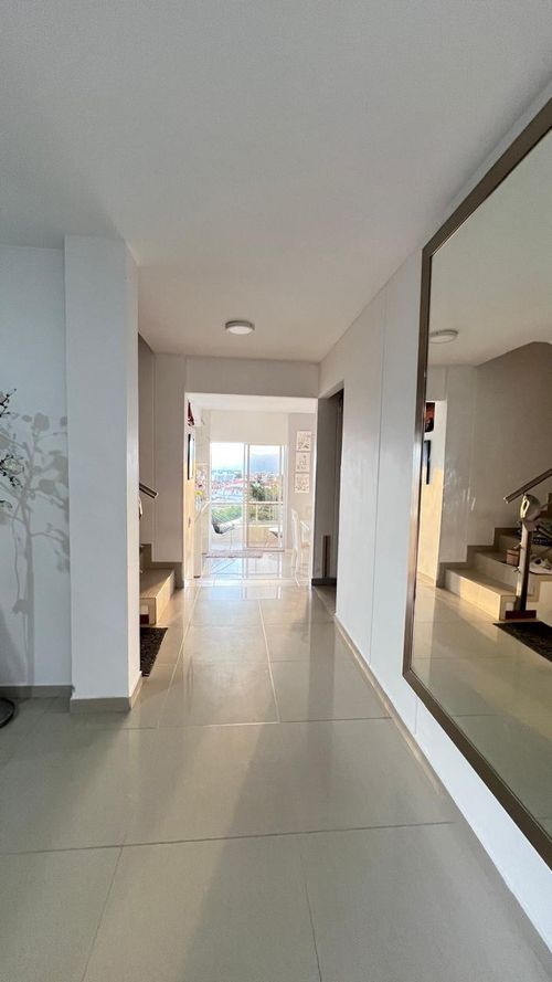 Casa de 6 alcobas en venta en Lagos Del Cacique, Bucaramanga, 450 m² · foto 3 de 16