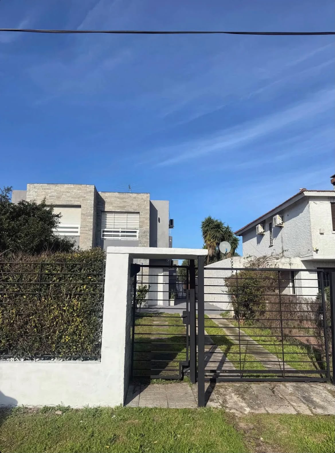 Casa en Alquiler de 3 dormitorios con gran patio, jardin y cochera en Barra de Carrasco