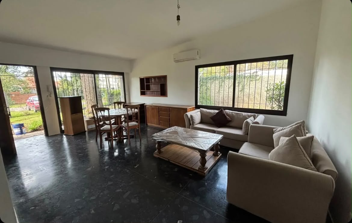 Alquiler de Casa de 4 dormitorios con jardin y garaje en Carrasco norte