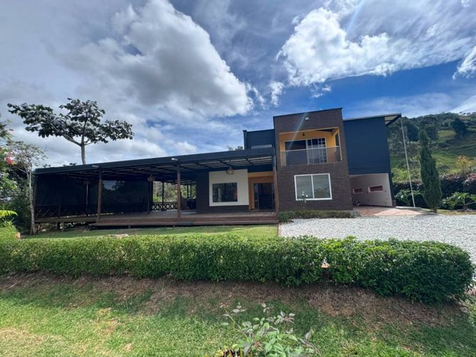 Finca en arriendo en La Charanga, Guarne, 250 m² · foto 2 de 24