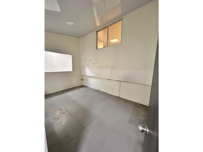 Bodega en venta en San Nicolas, Cali, 400 m² · foto 23 de 24