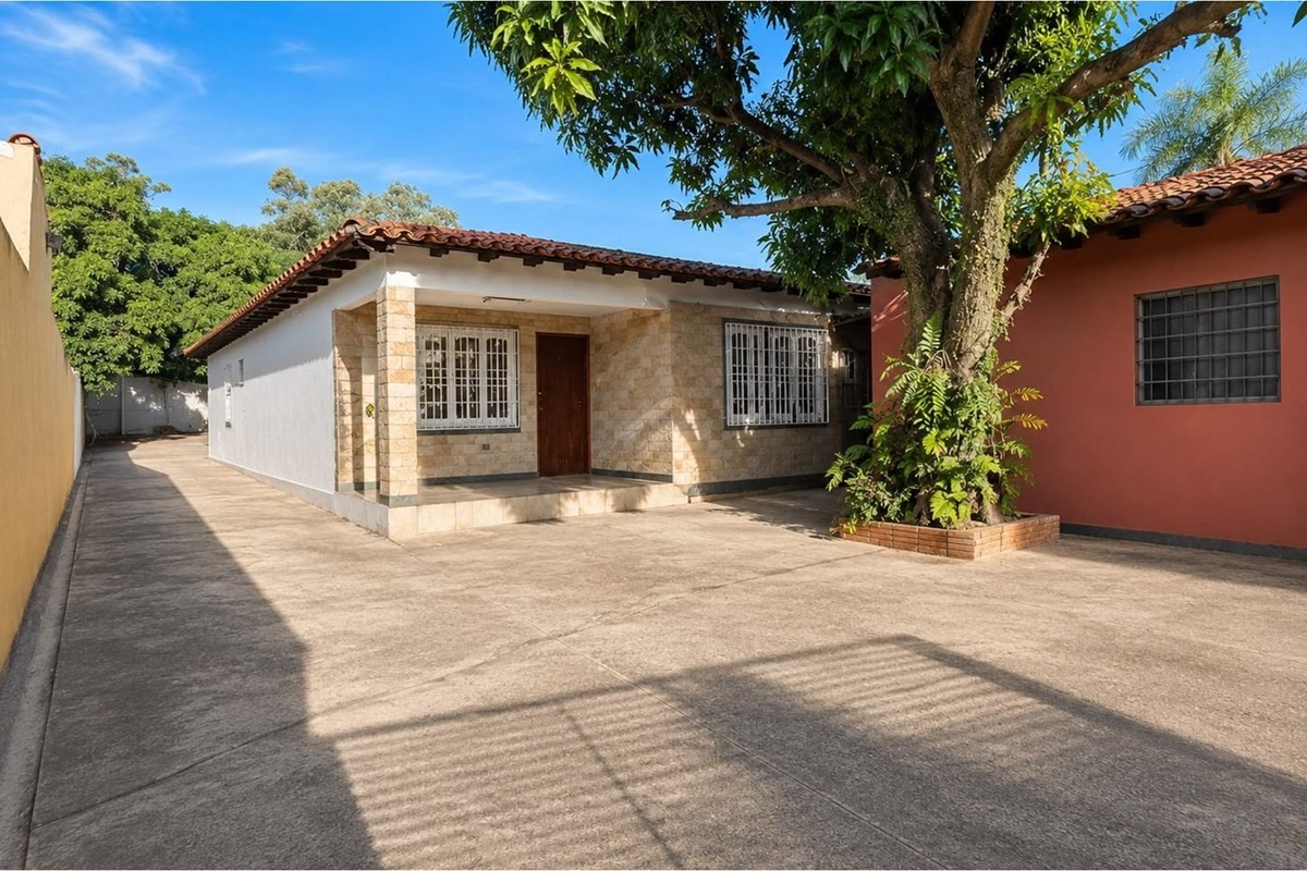 Casa Rústica-Moderna con Amplios Espacios y 6 Garajes: ¡Tu Hogar Ideal! — foto 3