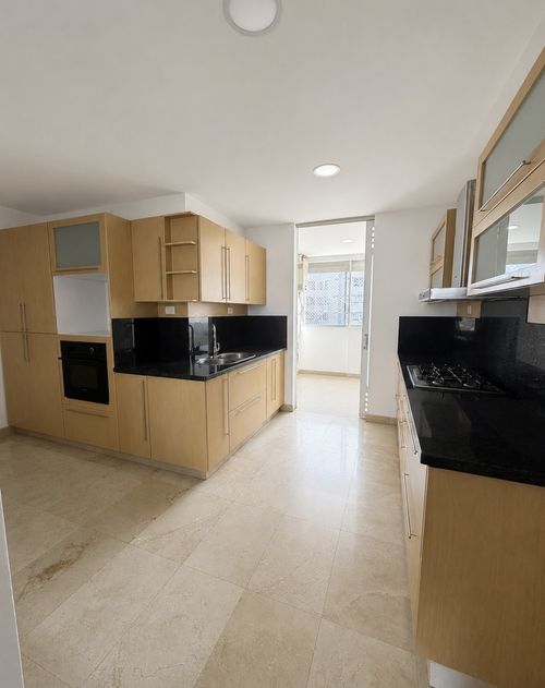 Apartamento de 3 alcobas en venta en Cristales, Cali, 200 m² · foto 2 de 13