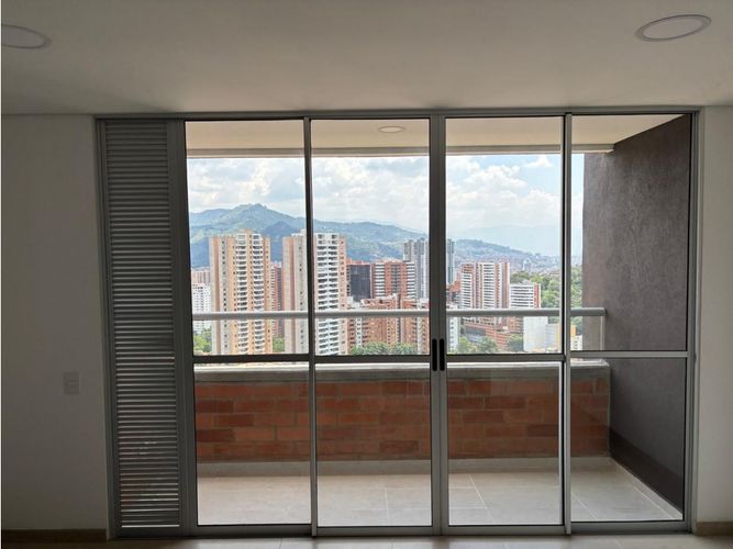 Apartamento de 3 alcobas en venta en Loma De San Jose, Sabaneta, 66 m² · foto 2 de 19