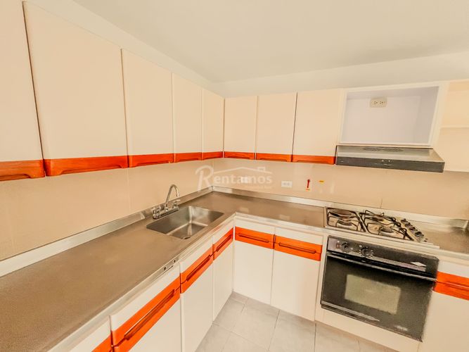 Apartamento de 2 alcobas en arriendo en Los Naranjos, Medellín, 82 m² · foto 9 de 20