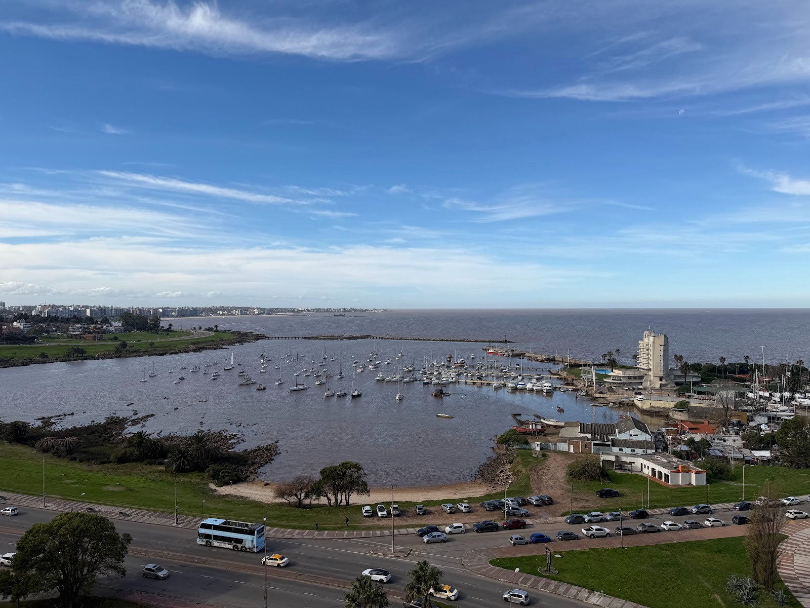 Apartamento con Garaje en uno de los más  exclusivos Edificios de Montevideo