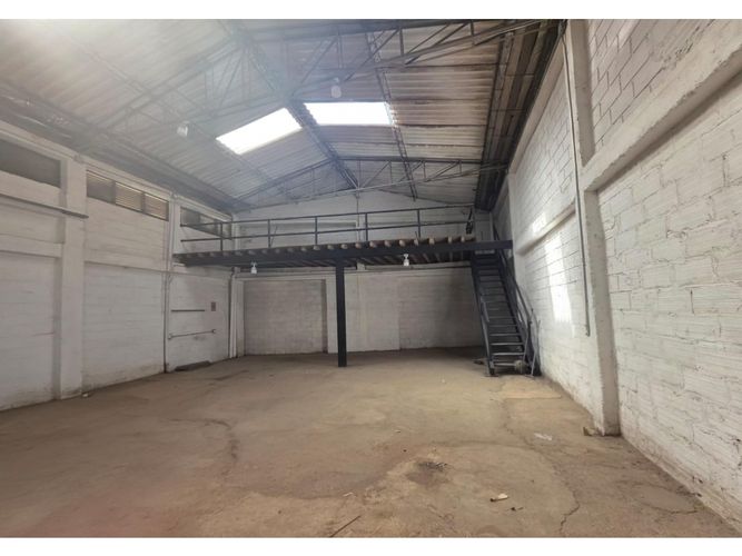 Bodega en venta en Jardines Montesacro, Itagüí, 330 m² · foto 6 de 12