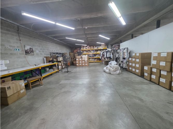 Bodega en arriendo en Villa Del Parque, Itagüí, 556 m² · foto 2 de 14