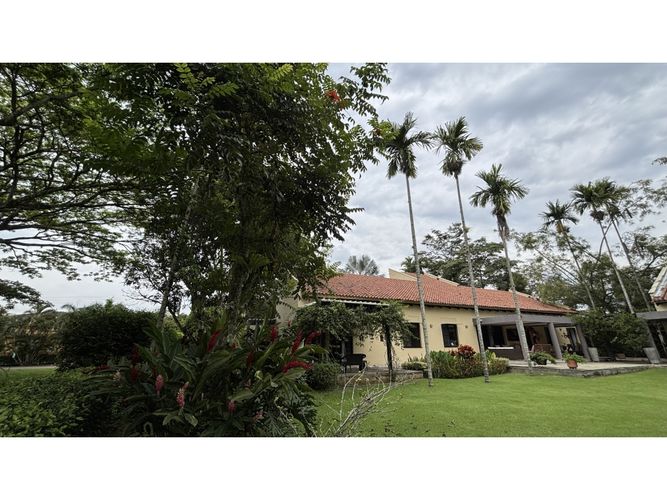Casa de 4 alcobas en venta en Las Mercedes, Cali, 406 m² · foto 1 de 24