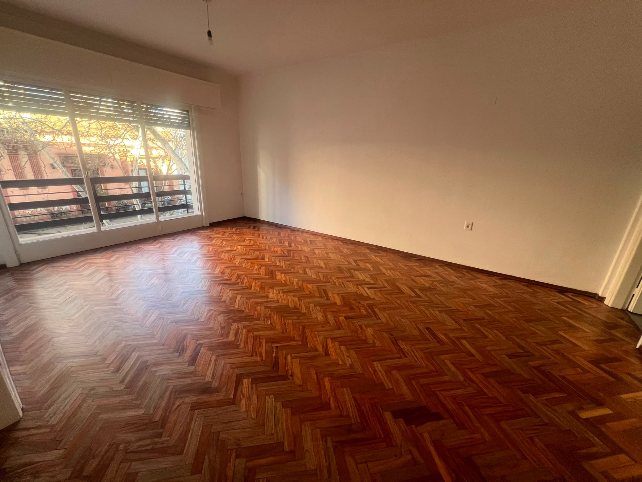 Alquiler precioso apartamento 3 dormitorios. Patio. Centro