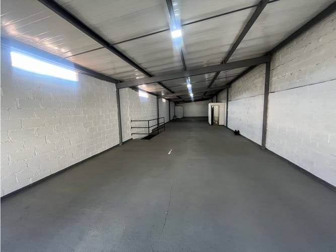 Bodega en venta en San Isidro, Medellín, 170 m² · foto 2 de 5