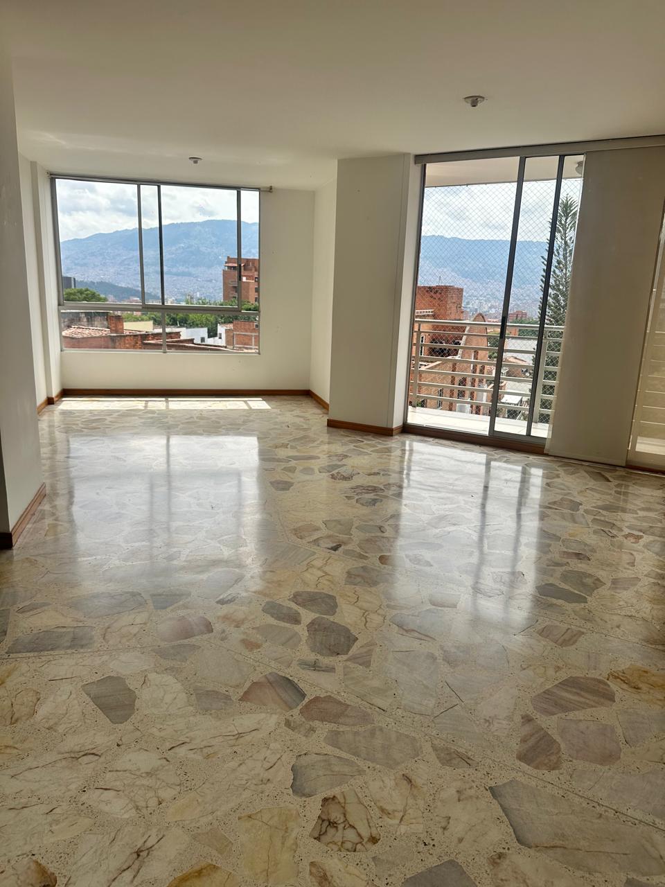 Apartamento en venta en La Almeria, Medellín · foto 2 de 24