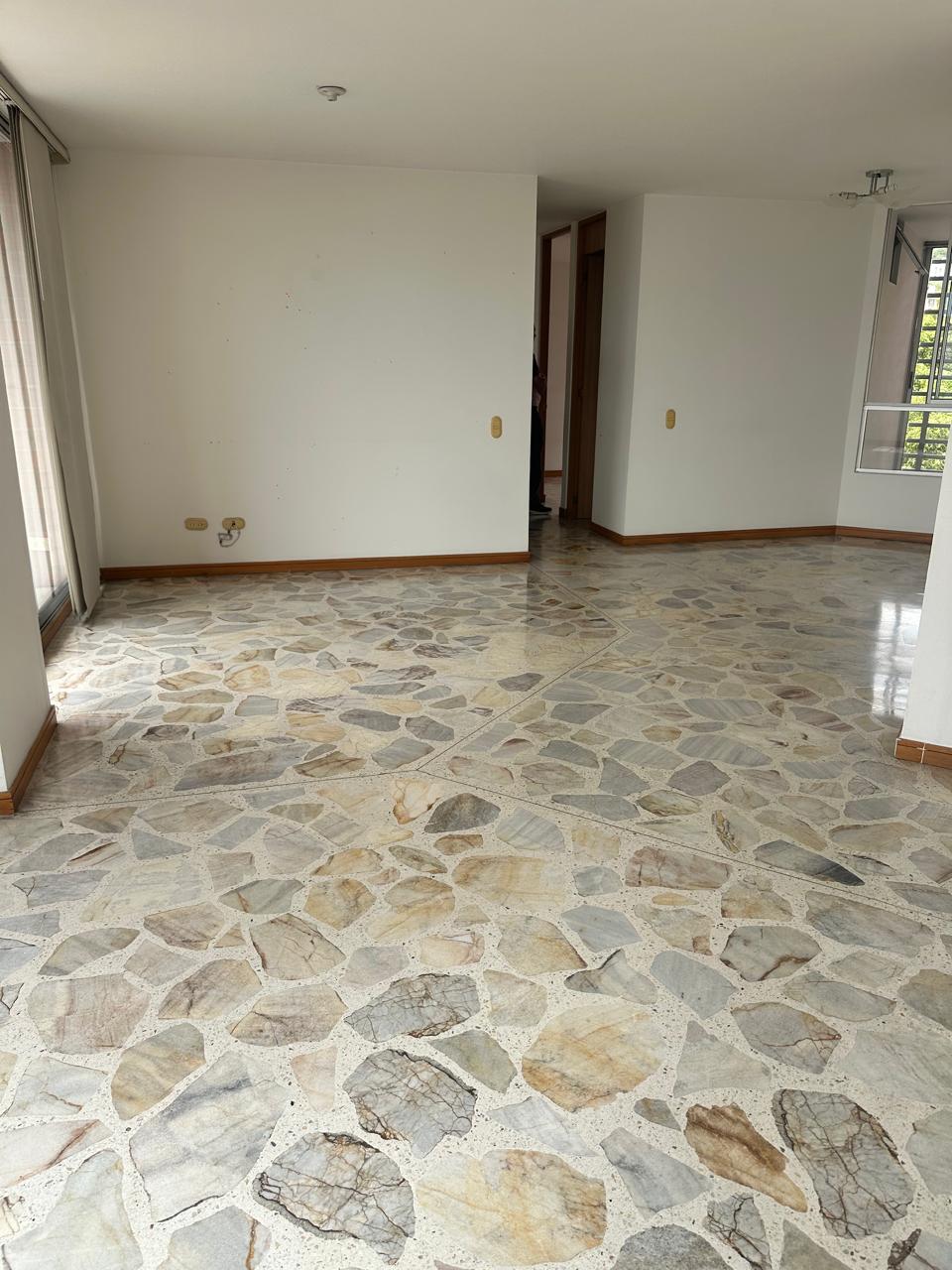 Apartamento en venta en La Almeria, Medellín · foto 3 de 24