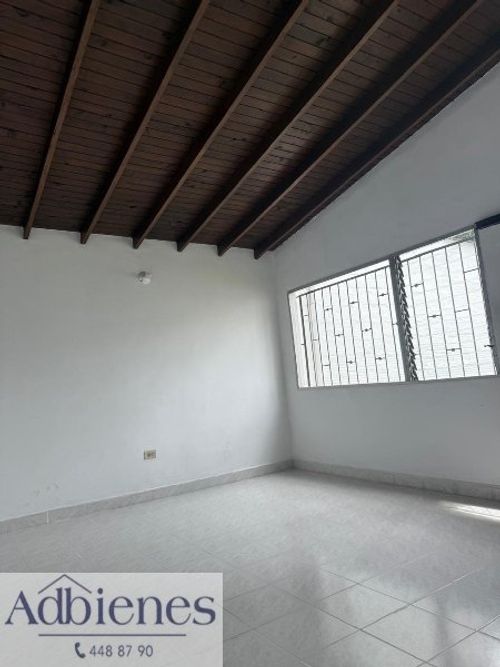 Casa de 4 alcobas en venta en Belén Miravalle, Medellín, 216 m² · foto 2 de 16