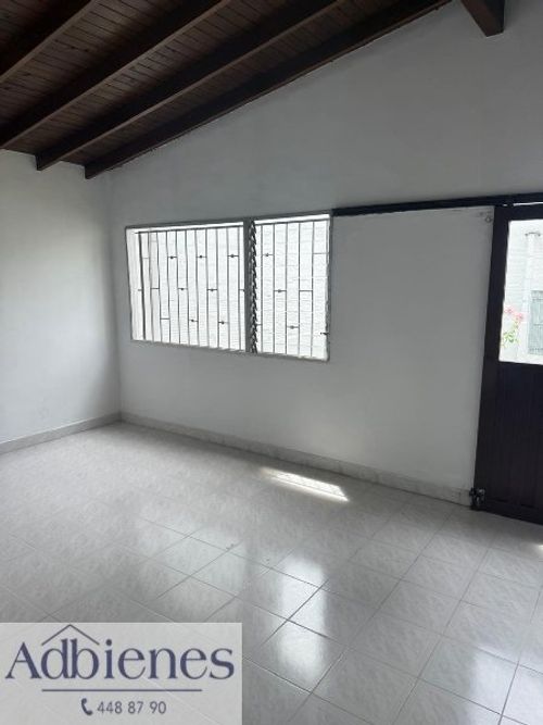 Casa de 4 alcobas en venta en Belén Miravalle, Medellín, 216 m² · foto 3 de 16