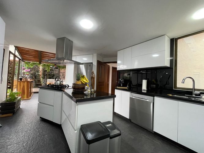 Casa de 4 alcobas en venta en San Jose De Bavaria, Bogotá, 300 m² · foto 2 de 24