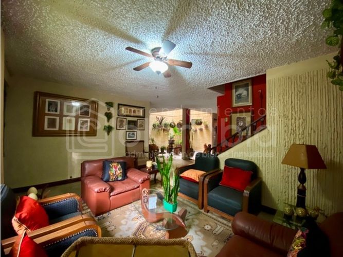Casa de 4 alcobas en venta en Belén Rosales, Medellín, 360 m² · foto 2 de 24